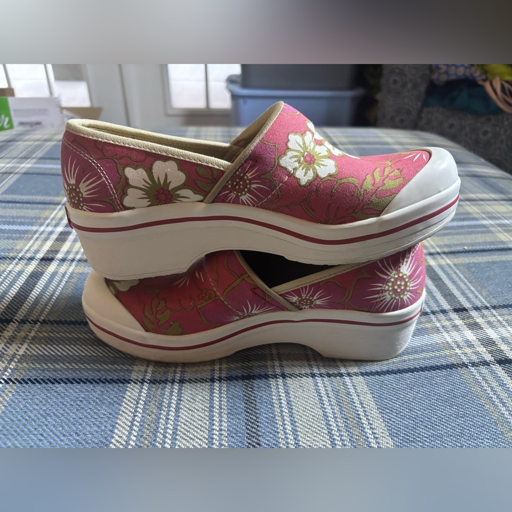 Dansko Vegan Volley Rose Floral Clogs Size 37 Euro Size 6.5